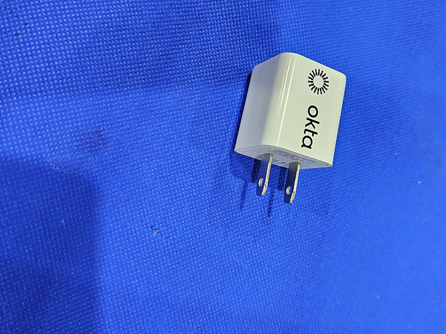 OKTA - USB Charger